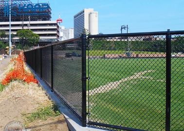 Черные ворота звена цепи, цепная сетка ограждая приложенный суд футбола бейсбола